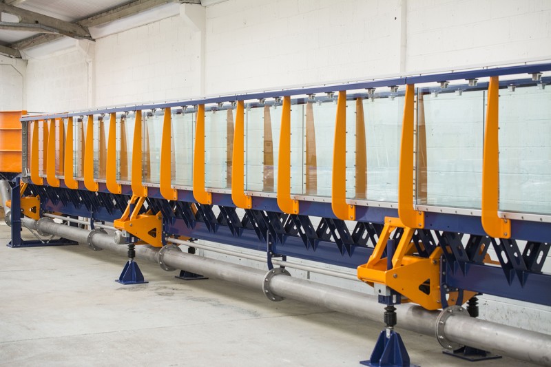 Synchronised jacking system for precision tilting on research flumes